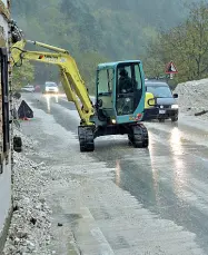  ?? (Zanfron) ?? La frana sull’«Agordina» a La Muda. A lato, il fiume Piave in piena a Cesana di Lentiai