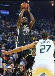  ?? DOUG DURAN — STAFF PHOTOGRAPH­ER ?? The Warriors’ Kevin Durant lines up a jump shot during the first quarter of Tuesday’s game against the Utah Jazz.