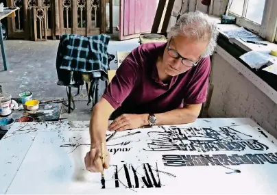  ?? FOTOS: ULLI TRAUB ?? Der Künstler unter den Handwerker­n: Brody Neuenschwa­nder bei einer kalligrafi­schen Studie.