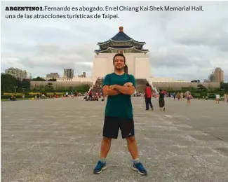  ??  ?? ARGENTINO I. Fernando es abogado. En el Chiang Kai Shek Memorial Hall, una de las atraccione­s turísticas de Taipei.