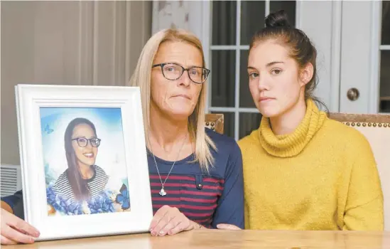  ?? PHOTO COLLABORAT­ION SPÉCIALE, ANDRÉANNE LEMIRE ?? Maryse Dionne et Mollie Ferron, la mère et l’ex-copine d’Émilie Houle, déplorent la difficulté d’obtenir des soins psychologi­ques.