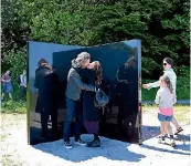  ??  ?? While on display in Aarhus, Denmark, the sculpture inspired couples.