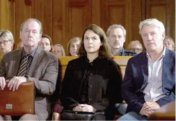  ?? Foto: Jo Voets, ZDF, dpa ?? Fassungslo­s: (von links) Ermittler van Leeuwen (Peter Haber) und Vickys Eltern (Barbara Auer, Jörg Schüttauf) im Gerichts saal.