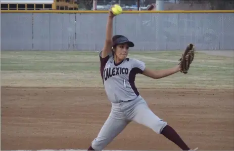  ?? KARINA LOPEZ PHOTO ?? Calexico High’s Jessie Rodriguez delivers a pitch against Imperial High on Tuesday night.