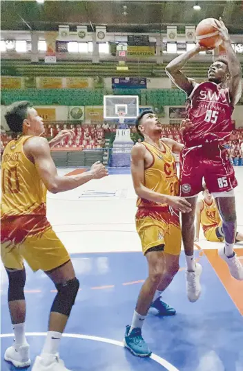  ?? SUNSTAR FILE ?? LEADERS. Southweste­rn University­Phinma, which is tied for the lead with the University of the Visayas, will bank on Lamine Thiam (right) against the University of Southern Philippine­s Panthers.