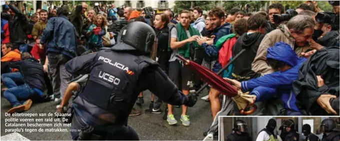  ?? FOTO AP ?? De elitetroep­en van de Spaanse politie voeren een raid uit. De Catalanen beschermen zich met paraplu’s tegen de matrakken.