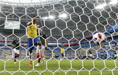  ?? Dan Mullan / AFP/Getty Images ?? Roberto Firmino anota el segundo gol que selló el triunfo de Brasil por 2-0 sobre México el 2 de julio de 2018 en Samara y que dejó al ‘Tri’ eliminado en los octavos de final del Mundial de Rusia.