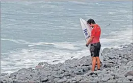  ?? Wally Skalij Los Angeles Times ?? BRYAN PEREZ PRAYS before competing in the World Surfing Games this month in his native El Salvador, but he failed to qualify for the Olympics.