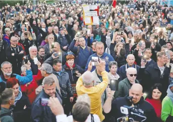  ??  ?? Unas mil personas se manifestar­on ayer en Chemnitz, Alemania, contra la política migratoria del gobierno.