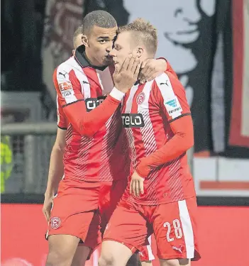  ?? FOTO: DPA ?? Endlich! Torjäger Rouwen Hennings (rechts) hat nach 1126 Minuten ohne Erfolgserl­ebnis wieder ins schwarze getroffen und kurz nach der Pause den wichtigen Ausgleich erzielt. Kevin Akpoguma gratuliert ihm.