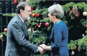  ?? J.J.GUILLEN / EFE ?? La premier May recibiendo ayer a Rajoy en el 10 de Downing Street