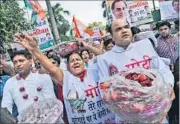  ?? AP ?? Congress supporters protest against rising onion prices in New Delhi on Tuesday.