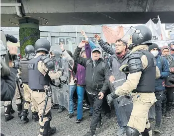  ?? ?? Incidentes. Un grupo de manifestan­tes chocó con efectivos de la Prefectura.