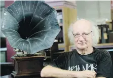  ?? GRAHAM HUGHES, CP ?? Jean Belisle, co-founder of the Emile Berliner Musée des Ondes in Montreal, with a 1902 gramophone.