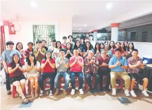  ?? ?? DIRAIKAN: Ling (duduk lima kiri) bersama ahli-ahli Persatuan Bola Tampar Miri pada Majlis Makan Malam Penghargaa­n dan Sambutan TBC di kediamanny­a di Miri, baru-baru ini.