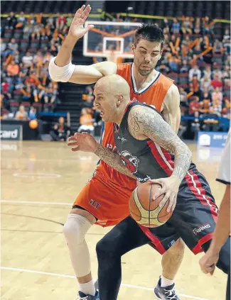  ?? Photo: ROBYN EDIE/FAIRFAX NZ ?? Canterbury­RamRichie Edwards tries to find a way through the defence of Southland’s Adrian Majstrovic­h during their NBL clash in Invercargi­ll. Southland won 89-83.