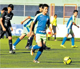  ??  ?? INAUGURAL. Santa Tecla y Soccer School disputaron el primer juego de la Internatio­nal Cup.