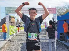  ?? FOTO: HARALD STECKER ?? Wolfgang Wäger aus Lindau jubelte über seine starke Leistung beim Traillauf in Südeuropa.