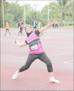  ??  ?? Sarikei’s Farisha Athiran en route to winning the Girl’s Under-14 javelin event.