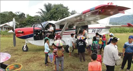  ??  ?? JADI ANDALAN: Masyarakat pedalaman Desa Long Sule dan Long Pipa, Kabupaten Malinau, Kaltara, mengambil barang mereka yang diangkut dengan pesawat MAF beberapa waktu lalu.