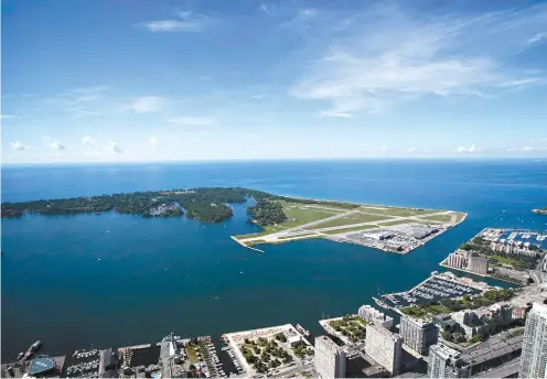  ?? MICHELLE SIU LA PRESSE CANADIENNE ?? L’aéroport Billy-Bishop a eu à s’adapter aux demandes de ses voisins. « Les avions à réaction ne volent pas [au centre-ville de Toronto] en raison des plaintes pour le bruit », explique l’urbaniste Antonio Gómez-Palacio, associé au cabinet torontois Dialog. Le bon voisinage a aussi eu raison du plan d’allongemen­t de la piste d’atterrissa­ge proposé par Porter Airlines en 2013.