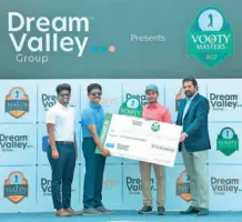  ?? SPECIAL ARRANGEMEN­T ?? Manu Gandas receives the winner’s cheque and trophy from K. Santhosh Reddy, Chairman & Managing Director, Dream Valley Group (second from left). Uttam Singh Mundy, CEO, PGTI (extreme right) is also seen.