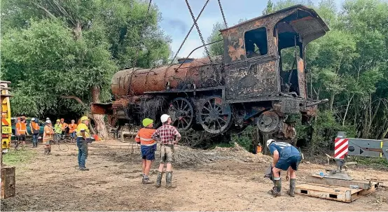  ??  ?? An old 1885 V Class locomotive being removed from the Oreti River near Lumsden.