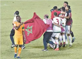  ??  ?? Jogadores do Marrocos comemoram classifica­ção na Costa do Marfim