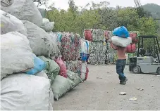  ??  ?? Algunos capitalino­s obtienen dinero por medio del reciclaje.