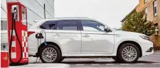  ?? Foto: Mitsubishi ?? 25 Minuten am Schnelllad­er: Mitsubishi Outlander Plug‰in Hybrid.