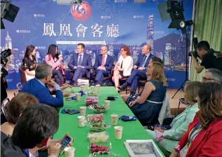  ??  ?? Mayo de 2018. La delegación de alcaldes de 13 ciudades españolas durante una entrevista con Phoenix New Media en el Foro Internacio­nal de Alcaldes sobre Turismo en Zhengzhou, provincia de Henan.