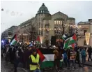  ?? FOTO: JENNIFER
SNåRBACKA ?? ”Skam, skam USA” var slagorden när cirka 70 personer demonstrer­ade för fred i Jerusalem och mot Trumps beslut.