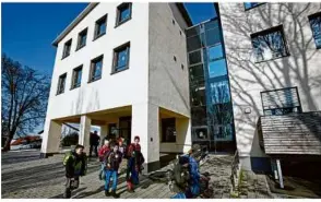  ?? Foto: René Rosin ?? Als von Grund auf saniert zeigt sich die Grundschul­e in Bachhagel. Jetzt wurde die Wiedereröf­fnung gefeiert.