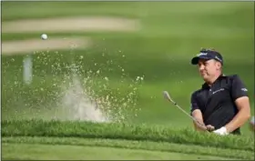  ?? DAVID DERMER — THE ASSOCIATED PRESS ?? Ian Poulter watches a shot from the bunker on the ninth hole during the first round of the Bridgeston­e Invitation­al on Aug. 2 at Firestone Country Club.