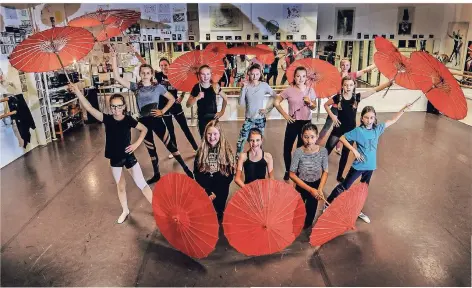  ?? RP-FOTO: MARKUS VAN OFFERN ?? Die Schüler der Ballettsch­ule Hütten bereiten sich auf die großen Aufführung­en in der Stadthalle vor.