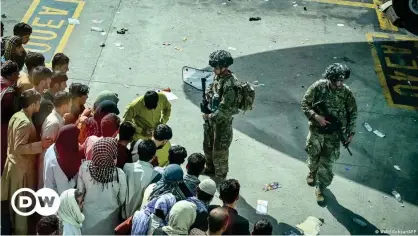  ??  ?? Soldados estadounid­enses en el aeropuerto de Kabul.