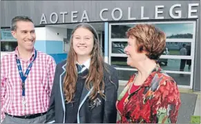  ?? Photo: RHIANNON McCONNELL ?? Scholarshi­p win: Aotea College assistant principal Ken Trass, left, scholarshi­p winner Anabelle Rigby and principal Kate Gainsford.