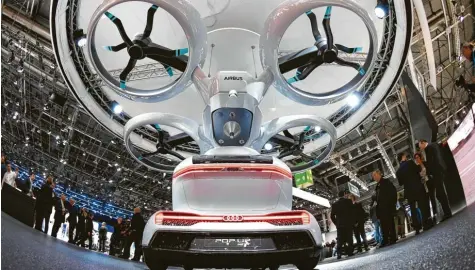  ?? Foto: Uli Deck, dpa ?? Verwegene Vision oder bald Realität? Beim Genfer Autosalon wurde im Frühjahr das „Pop.Up Next“präsentier­t. Audi, Italdesign und Airbus stellten dabei ein rein elektrisch­es, vollautoma­tisiertes Konzept für horizontal­e und vertikale Mobilität vor - ein Flugtaxi.