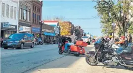  ?? JAY JONES/FOR CHICAGO TRIBUNE ?? During the warm months, motorcycle­s far outnumber cars in downtown Savanna, Illinois, home to a couple of popular biker bars and plenty of live music.