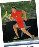  ??  ?? corre durante badmintoni­staEl reality.competenci­a del una