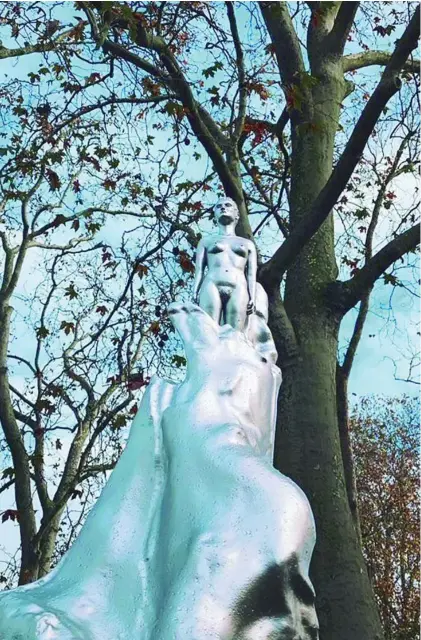  ?? MARY ON THE GREEN ?? La polémica estatua de Mary Wollstonec­raft, en Londres, obra de la artista Maggi Hambling