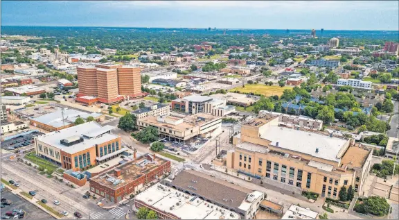  ?? [DAVE MORRIS/ THE OKLAHOMAN] ?? The Oklahoma City Council advanced plans Tuesday to demolish the vacant 1968s police HQ and 1970s Municipal Court buildings, pictured in the center. Left unresolved on a split vote is the future of 1930s-era police headquarte­rs/jail, which is to the left of the old police HQ.