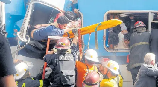  ?? G. DELL’ORO ?? La tragedia que dio la vuelta al mundo. Leonardo tardó 4 horas en ser rescatado, en la estación Once. Murieron 51 pasajeros.