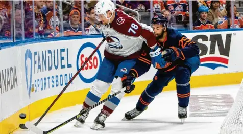  ?? Foto: Jason Franson, Imago Images ?? Ein Augsburger steht im Nhl‰finale: Nico Sturm (links, hier gegen Darnell Nurse von den Edmonton Oilers) kann mit seinem Team den wichtigste­n Titel im nordamerik­a‰ nischen Eishockey gewinnen.