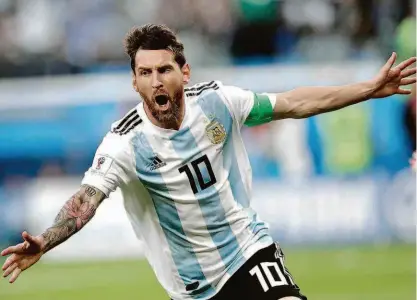  ?? Petr David Josek/ap ?? Lionel Messi corre para comemorar o seu primeiro gol na Copa da Rússia, que abriu o placar contra a Nigéria; com o nervosismo do segundo tempo, ele entrou na pilha do time e passou a errar muitos passes