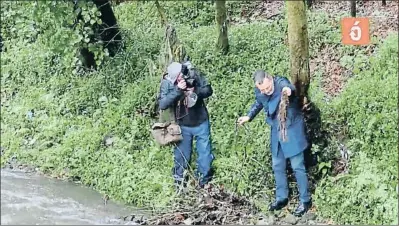  ?? NOS TELEVISION ?? El político se hizo filmar en un vídeo cuando recogía basura del Sar para, acto seguido, tirarla al río