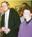  ?? ?? Vor 24 Jahren fing Bernd Fischer als Pfarrer in der evangelisc­hen Erlöserkir‰ che im Bärenkelle­r an. Rechts neben ihm steht seine Frau Elisabeth Krauß‰fi‰ scher.