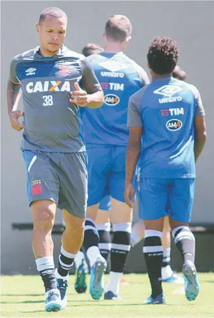  ?? CARLOS GREGÓRIO JR/VASCO.COM.BR ?? Luis Fabiano durante treino do Vasco em São Januário: atacante voltou a sentir dores e é dúvida para amanhã