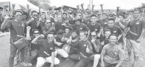  ??  ?? (gambar kiri) HAFEZ merakamkan kenangan bersama Briged Gempur Pemuda BN di PDM Kelangsat.