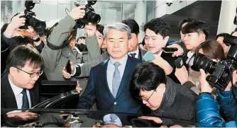  ?? Joint Press Corps ?? Korean Ambassador to Australia Lee Jong-sup gets in a car upon arriving at Incheon Internatio­nal Airport, Thursday.